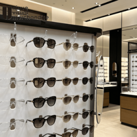 Promotion : Présentoir à lunettes sur pied blanc 192 places avec roulettes pivotantes pour exposition de montures