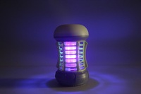 Lanterne de camping 3-en-1 DREAMS'LIGHT avec tue-moustiques UV et torche, indice de protection IP44, batterie 18650/3AA, certifiée CE et RoHS