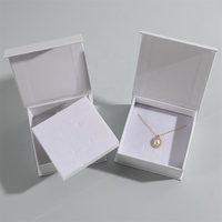 Boîte à bijoux magnétique de luxe blanche PUPPYSEW 9*9*3.5cm en carton pour bracelet, bague, boucles d'oreilles, collier avec logo