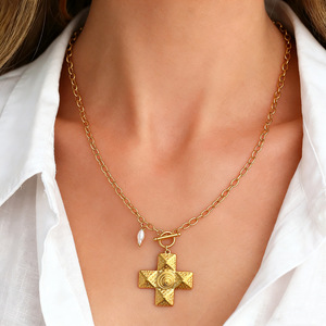 Collar con colgante de cruz chapado en oro de 18k, cruz texturizada con dije de perla de agua dulce, gargantilla de moda, regalo para mujer - Product Image 1