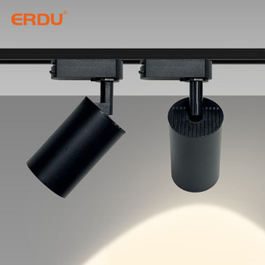 <span class=keywords><strong>Spot</strong></span> LED sur <span class=keywords><strong>rail</strong></span> moderne en fer noir de style nouveau GU10/MR16 pour magasin de vêtements - Product Image 1