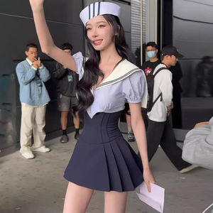 Ensemble haut à manches courtes rayé à col marin de style européen américain avec jupe pour femmes, tenue estivale mignonne en deux pièces - Product Image 2