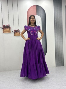 Vestido Largo de Tela Romana de Primera Calidad con Bordado Khatli, Ideal para Recepciones Nupciales y Eventos Festivos, en Venta - Product Image 5