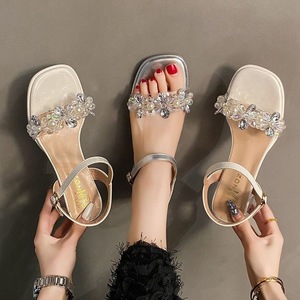 Sandalias de tacón de bloque con estampado de leopardo de cuero genuino de diseñador 2025 al por mayor para mujer, con punta dividida y cierre de botón, directamente de fábrica. - Product Image 4