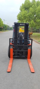 Chariot élévateur 7F d'occasion, hauteur de levage 3m, pour usage extérieur sur chaussée, moteur diesel, mât à trois sections, prix abordable - Product Image 2