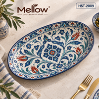 Plat de service ovale en céramique peint à la main, style Iznik turc, orné de motifs floraux tulipes scarlets et bordure marine, idéal pour la cuisine du Moyen-Orient