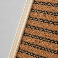 Griffoir pour chat incliné en liège avec boule suspendue 320x290x650mm, cadre en bois