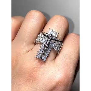 Anillo de Compromiso y Boda para Hombre, Chapado en Plata de Ley, con Moissanita VVS Engastada en Puntas, Diseño Único de Jesús en Estilo Clásico - Product Image 1
