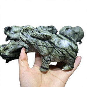 Vente en gros de l'ornement éléphant en jade gravé, en résine et cristal naturel, avec un thème d'amour tendance - Product Image 4