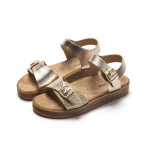 Sandalias Doradas Metálicas para Niñas con Tiras Cruzadas en el Tobillo, Correa Trasera con Hebilla, Plantilla de Corcho, Zapatos Planos Cómodos de Verano para Uso Diario Informal - Product Image 1