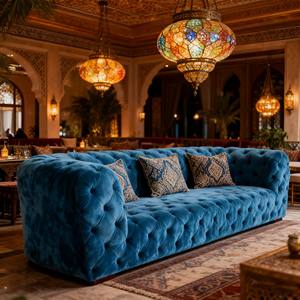 โซฟาสามที่นั่งกำมะหยี่สีน้ำเงินรอยัลสุดหรูหรา ตกแต่งด้วยกระดุมแบบทัฟท์ สไตล์ตะวันออกกลาง พร้อมดีเทลสีทอง สำหรับห้องนั่งเล่นขนาดใหญ่ - Product Image 2