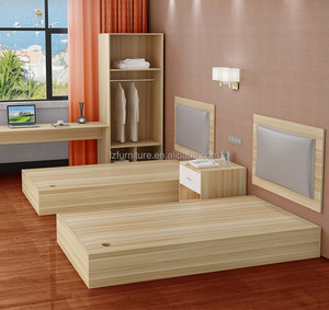 Ensemble de lit plateforme double en bois clair avec tête de lit rembourrée et tables de chevet pour hôtel, motel économique, auberge et dortoir étudiant - Product Image 1