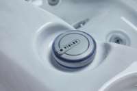 VIRLUX V1016 SPA extérieur de luxe autoportant avec 69 jets de massage, baignoire à remous et 2 chaises longues pour usage extérieur