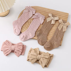 Ensembles OEM pour bébé fille et tout-petit : chaussettes de cheville en coton tricoté respirant et bandeaux décontractés à nœud, écologiques, vente en gros en vrac pour l'automne - Product Image 3