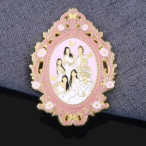 Japon Güzel Kız Düğün Prenses Elbisesi Giyen Boyalı Fotoğraf Çerçeveli Güzel Emaye Rozeti Kawaii Özel Yaka İğnesi - Product Image 6