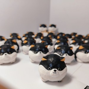 Muñeco de Madera Shiba Inu de Color Negro, Adorno de Escritorio Hecho a Mano, Linda Decoración, Regalo de Oficina, Pieza Única, Diseño Moderno - Product Image 2