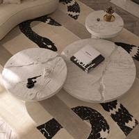 Table basse de luxe Empire Center en marbre de Carrare avec laque blanche mate et design sculpté à la main pour salons élégants