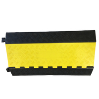 Protecteur de câble électrique à 5 canaux avec gaine jaune OEM avec rampes de bordure en caoutchouc Couvre-câble de sol en PVC Matériau du couvercle de base