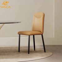 Chaise de salle à manger latérale en cuir PU avec pieds en fer noir, style nordique moderne et simple, pour la maison ou le café