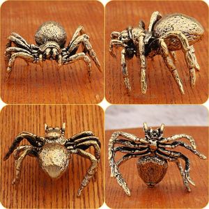 Escultura Moderna de Araña en Latón - Artesanía Metálica Única para Entusiastas del Arte y la Decoración - Product Image 4
