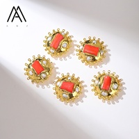 Boucles d'oreilles clous de luxe plaquées or avec perles de corail rouge et bordure ornée pour la fabrication de bijoux