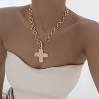 Collier tendance style punk avec pendentif croix et fermoir OT – Design polyvalent et à la mode pour les looks décontractés ou audacieux
