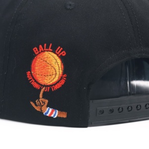 หมวกปักโลโก้ขายส่ง หมวกปักโลโก้แบบกำหนดเอง หมวกปีกแบนแบบ Snapback 5/6 แผง ทรงไม่แข็ง - Product Image 5