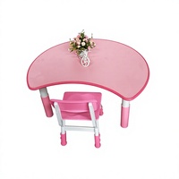 Petit ensemble table et chaises en forme de croissant pour enfants avec pieds réglables en hauteur pour salle de jeux, chambre d'enfant et crèche