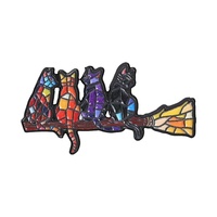 Broche en émail en vitrail, motif chat sorcière sur balai magique, thème féerique, bijou pour sac et revers, cadeau pour amis