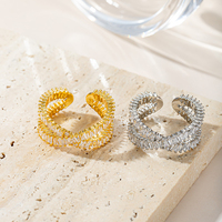 Anillo Abierto Ondulado Dorado Brillante con Circonitas Baguette Engastadas en Punta, Ajustable, para Mujer, Venta al por Mayor Personalizada