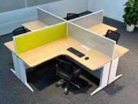 Meja Kerja Modern untuk 2-8 Orang dengan Sistem Interlock Modular dan Basis Tabung Baja yang Kokoh untuk Ruang Pelatihan Besar