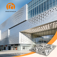 Panneau de mur rideau en aluminium perforé ignifuge personnalisé pour les façades de bâtiments de centres commerciaux modernes