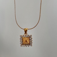 Collier pendentif carré en acier inoxydable plaqué or 18 carats avec lettre initiale et zircons incrustés pour femme, collection Dazan 2027