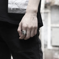 Bague ouverte en tungstène sculptée avec un lion audacieux pour homme, à porter sur l'index ; Bague large style rétro avec constellation du Lion