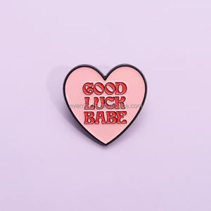 Simpatico distintivo in metallo smalto con spilla a cuore rosa con accessorio di moda "buona fortuna piccola" - Product Image 3