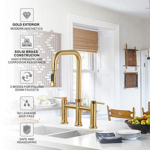 Gold Farmhouse Robinet <span class=keywords><strong>de</strong></span> cuisine 3 trous avec pulvérisateur à tirette, robinet <span class=keywords><strong>pont</strong></span> en laiton à 2 poignées à haut <span class=keywords><strong>arc</strong></span> avec bec pivotant à 360 ° - Product Image 4