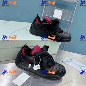 รองเท้าลำลองสำหรับผู้ชายและผู้หญิง หลายสี แบบผูกเชือก พร้อมคุณสมบัติรองรับแรงกระแทก หัวรองเท้าแบบคอมโพสิต เหมาะสำหรับเดิน ยี่ห้อ LANVIN - Product Image 4