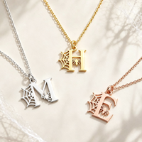 Collier initial araignée délicat en acier inoxydable avec pendentif lettre et chaîne câble – Tendance quotidienne, bijoux pour femmes, Halloween