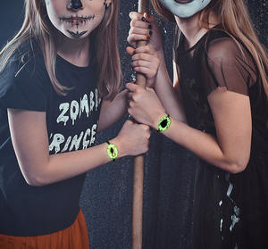 سوار مجوهرات من الراتنج المضيء مع حشرات حقيقية خنفساء العقرب العنكبوت حلي للهالويين للأطفال - Product Image 5