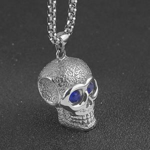 Collar con Colgante de Cabeza de Esqueleto con Cuentas Azules de Acero Inoxidable Chapado en Titanio para Hombre, Estilo Punk Cristiano - Product Image 4