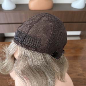 Perruque courte bob dégradé gris argenté de luxe, longueur menton, avec raie au milieu, pour femmes, idéale pour un look élégant et destinée aux clientes de salon. - Product Image 4