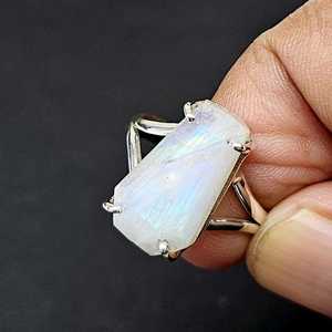 Arc-en-ciel Moonstone Coffin Prong Ring Bague en argent sterling 925 faite à la main Belle pierre précieuse Cadeau pour elle pour les fêtes - Product Image 5