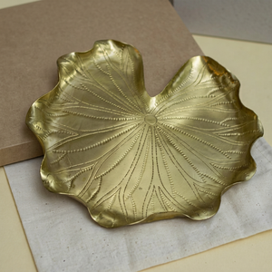 Plato Decorativo de Metal con Forma de Hoja, Hecho a Mano, con Patrón de Planta Grabado, Estilo Tradicional Chino - Product Image 1