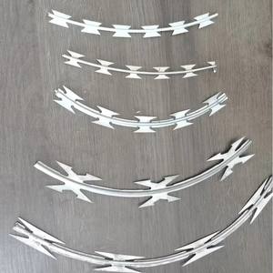 سياج أسلاك شائكة من المصنع لأقصى درجات الأمان، مواد دقيقة قابلة للتخصيص، وخدمة تخصيص متينة - Product Image 4