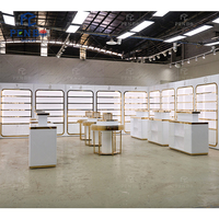 Design d'intérieur moderne pour magasin de parfums, meubles d'exposition personnalisés, étagères et comptoirs modulaires pour les boutiques de parfums de marque