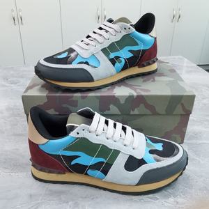 Zapatos Deportivos de Marca de Lujo para Parejas de Diseñadores Nuevos con Diseño de Cinta y Patrones de Grafiti - Zapatos de Patinaje Modernos y Versátiles - Product Image 4