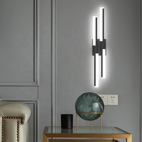 Applique murale latérale LED moderne réglable et chaude IP20 en fer, conception de ligne verticale simple pour chambre à coucher, hôtel, canapé, salon, utilisation en extérieur