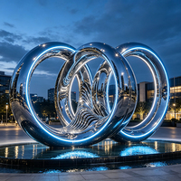 Sculpture de repère à quatre anneaux en acier inoxydable, avec logo de marque personnalisé et fontaine LED pour showroom de voitures de luxe et centre commercial