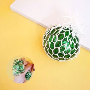 ลูกบอลบีบตาข่ายแบบขายส่ง ลูกบอลบีบกลิตเตอร์รูปองุ่น ของเล่นบีบคลายเครียด - Product Image 5