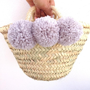 ตะกร้าฟางปอมปอมทำมืออย่างสวยงาม - Product Image 1